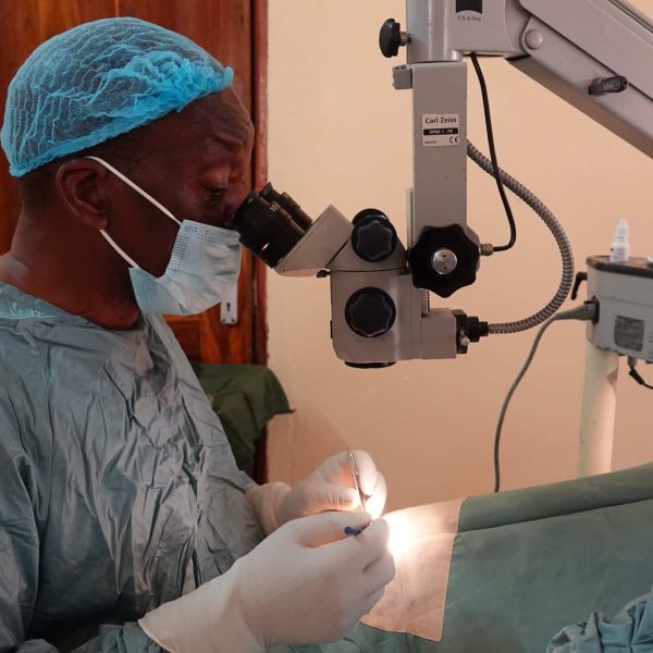 3. Tansanialainen silmäkirurgi Eric Msigomba suorittaa kaihileikkausta