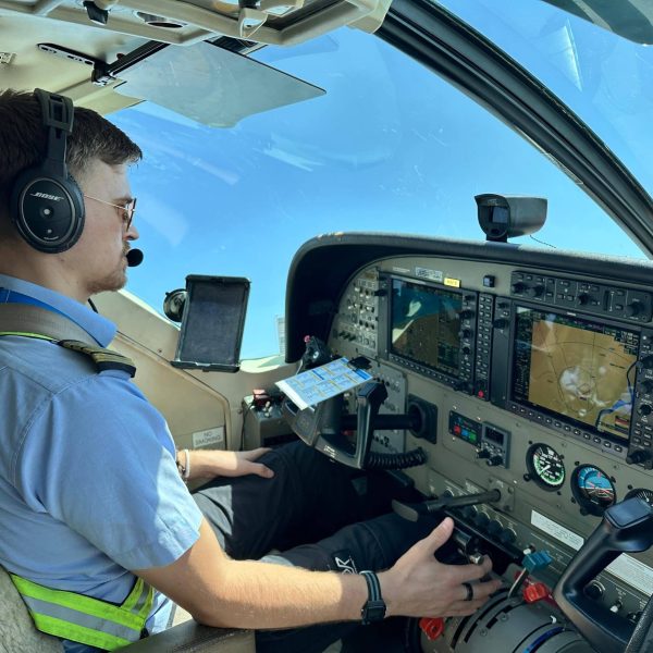 Kuva 1 Minun toimistoni Cessna Grand Caravan. Maksimissaan 14 matkustajaa mahtuu mukaan mutta Etelä-Sudanissa lennämme paljon myös rahtia