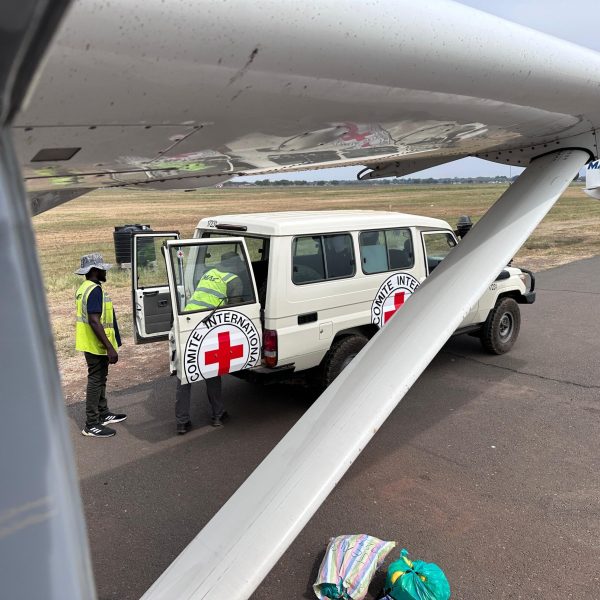 Kuva 2 Tavallisten matkustajien lisäksi lennämme myös jonkin verran sairaskuljetuksia. Monesti potilaat ovat ampumahaavan saaneita ihmisiä.