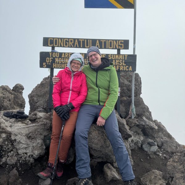 Kuva 3 - Peter ja Päivi Merun huipulla