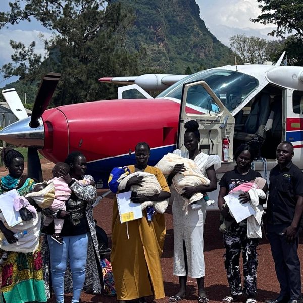Kuva 3b Lennämme myös erityisesti hydrokefalus-vauvoja Ugandaan saamaan elintärkeää hoitoa. Teemme yhteistyötä monien eri järjestöjen kanssa.