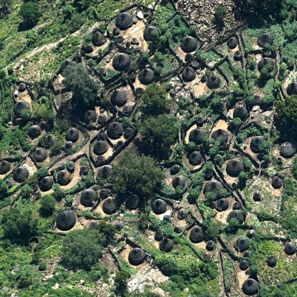 Kuva 4B Tehtävämme on palvella ja tavoittaa erityisesti eristyksissä eläviä ihmisiä. Kuva vuoristossa olevasta kylästä