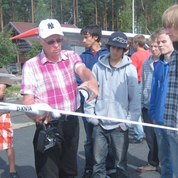 Peltilintu 2010 Pertti Peussa opasti leiriläisiä radio-ohjattavien lennokkien maailmaan Kuva Janne Ropponen