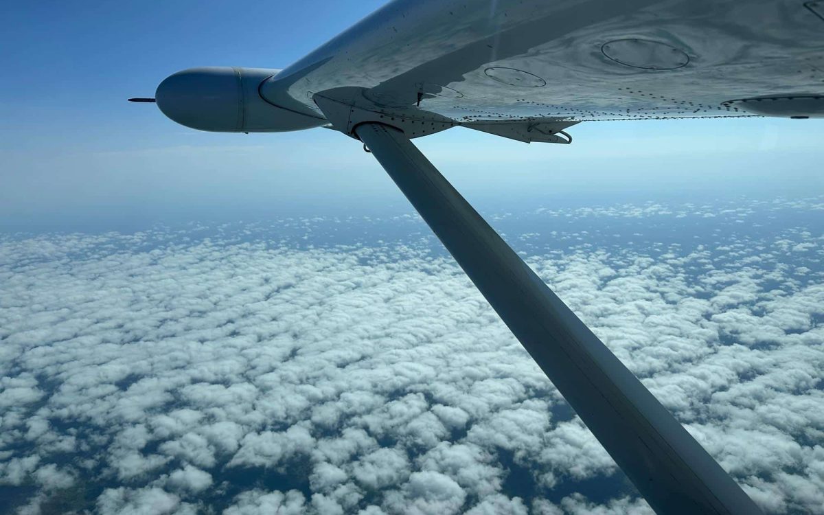 pilvia-ja-koneen-siipi
